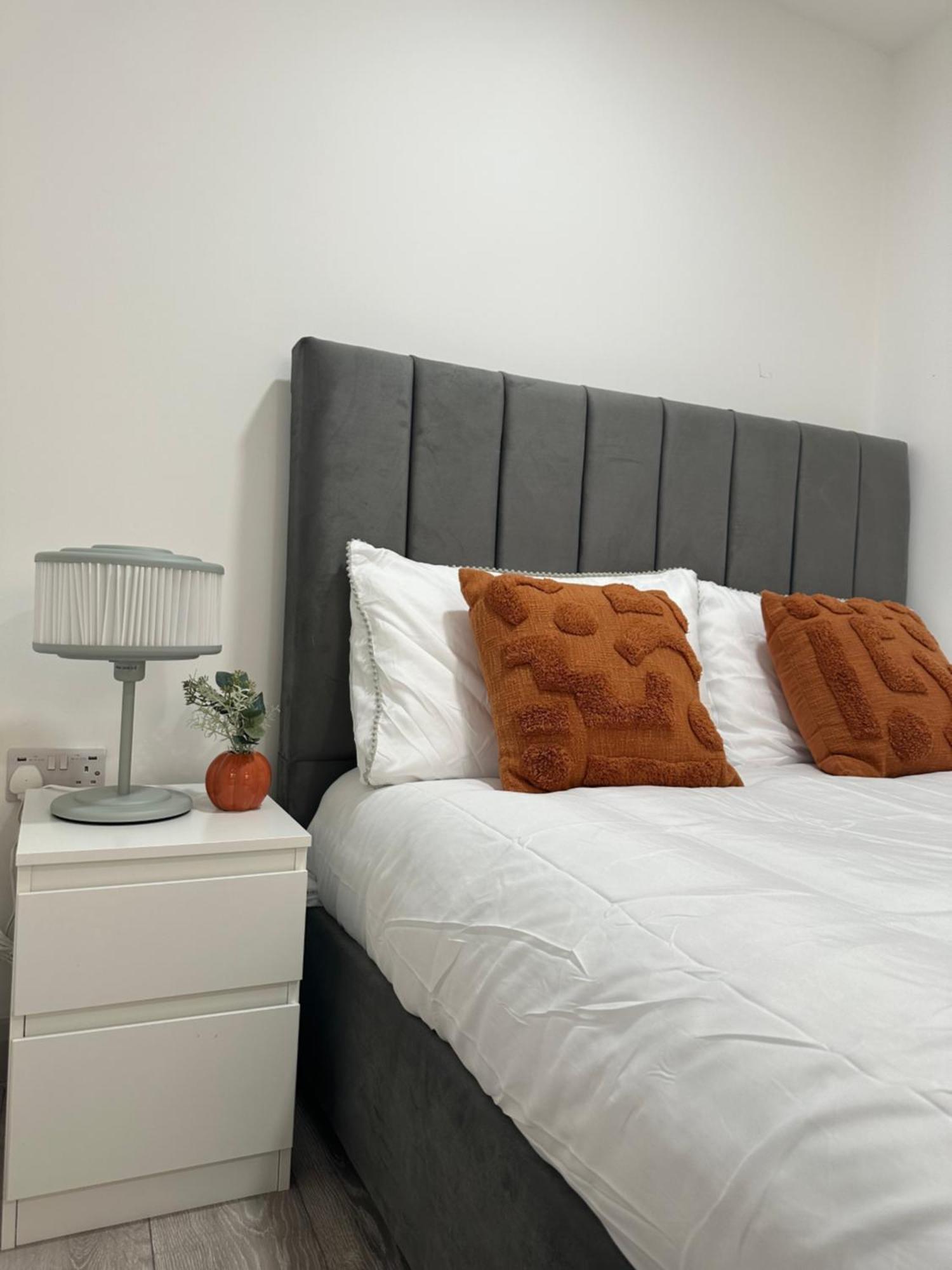 Apartment New Build Cozy Flat In London!jay London