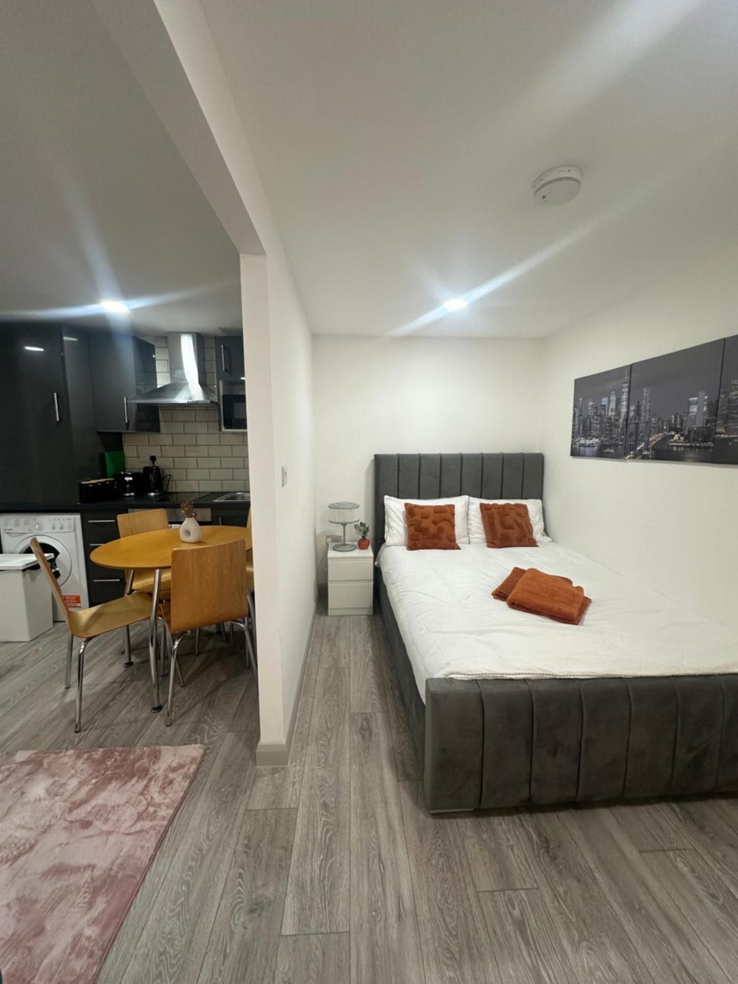 New Build Cozy Flat In London!jay London