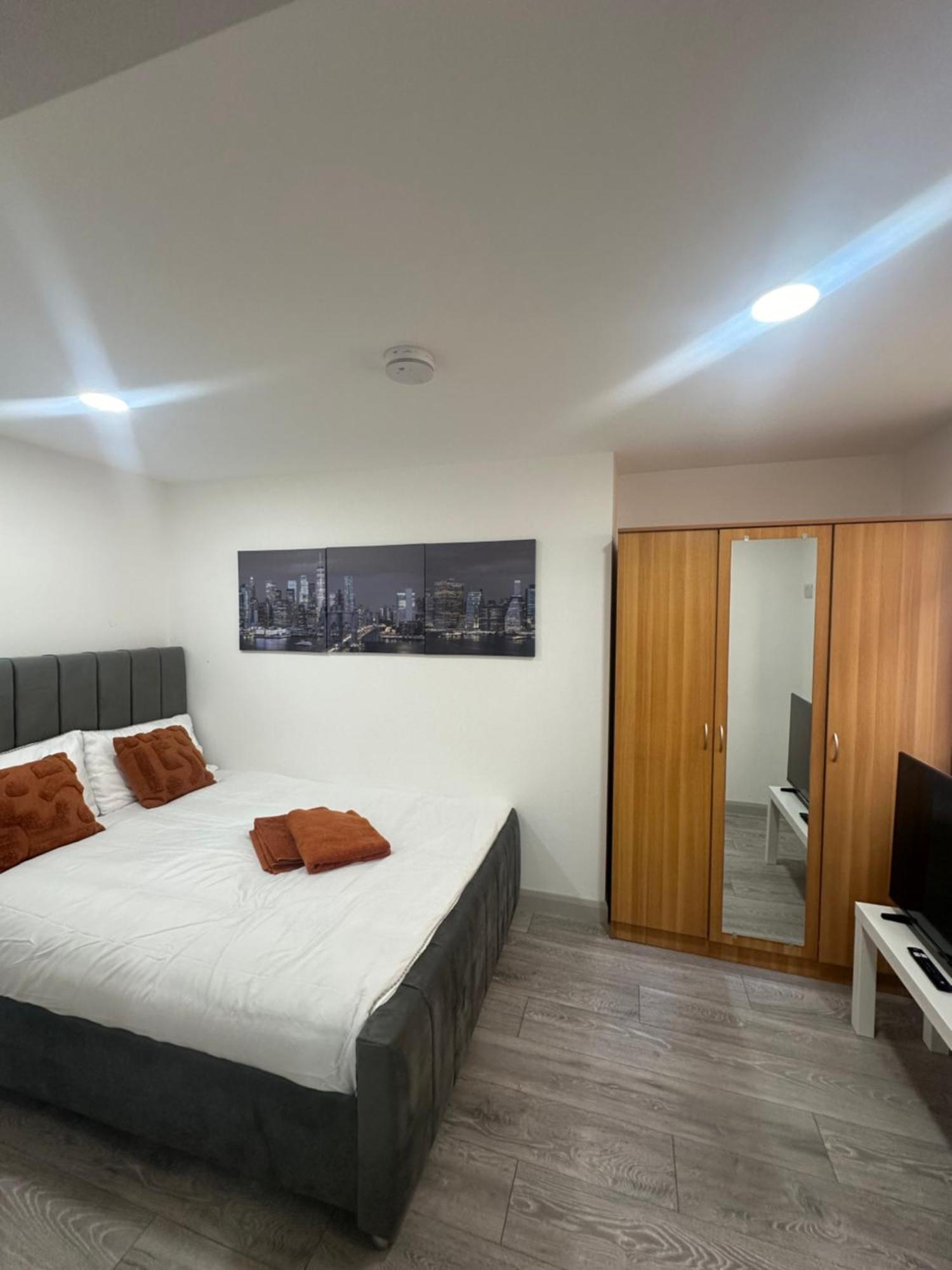 New Build Cozy Flat In London!jay * London