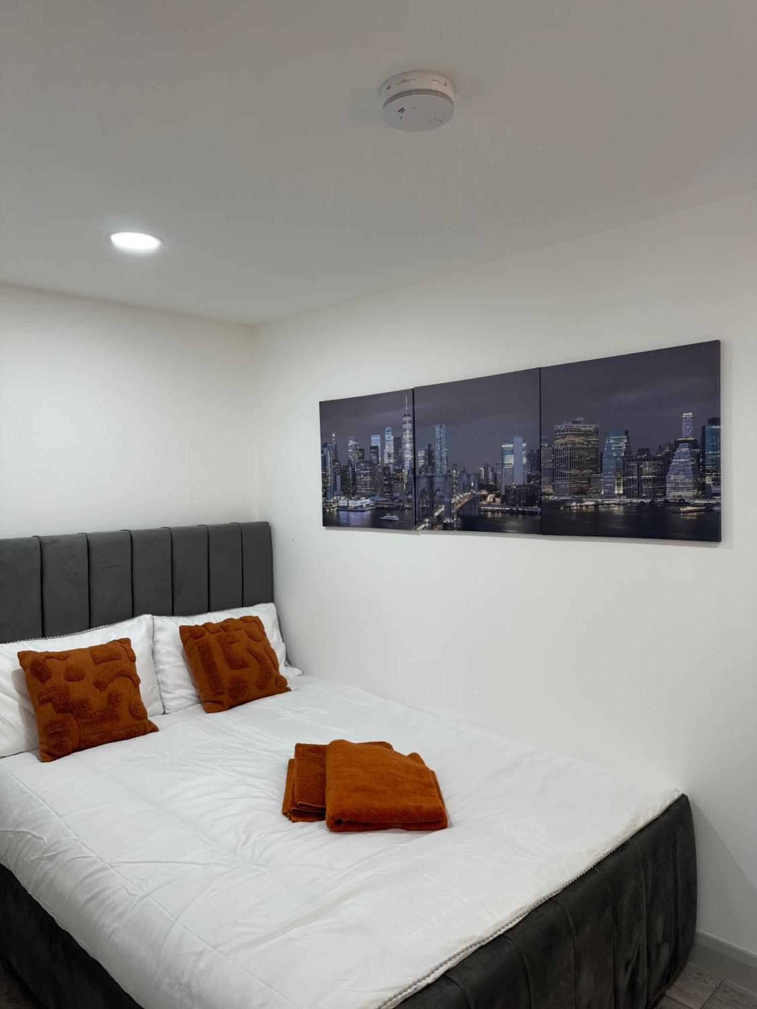 Apartment New Build Cozy Flat In London!jay