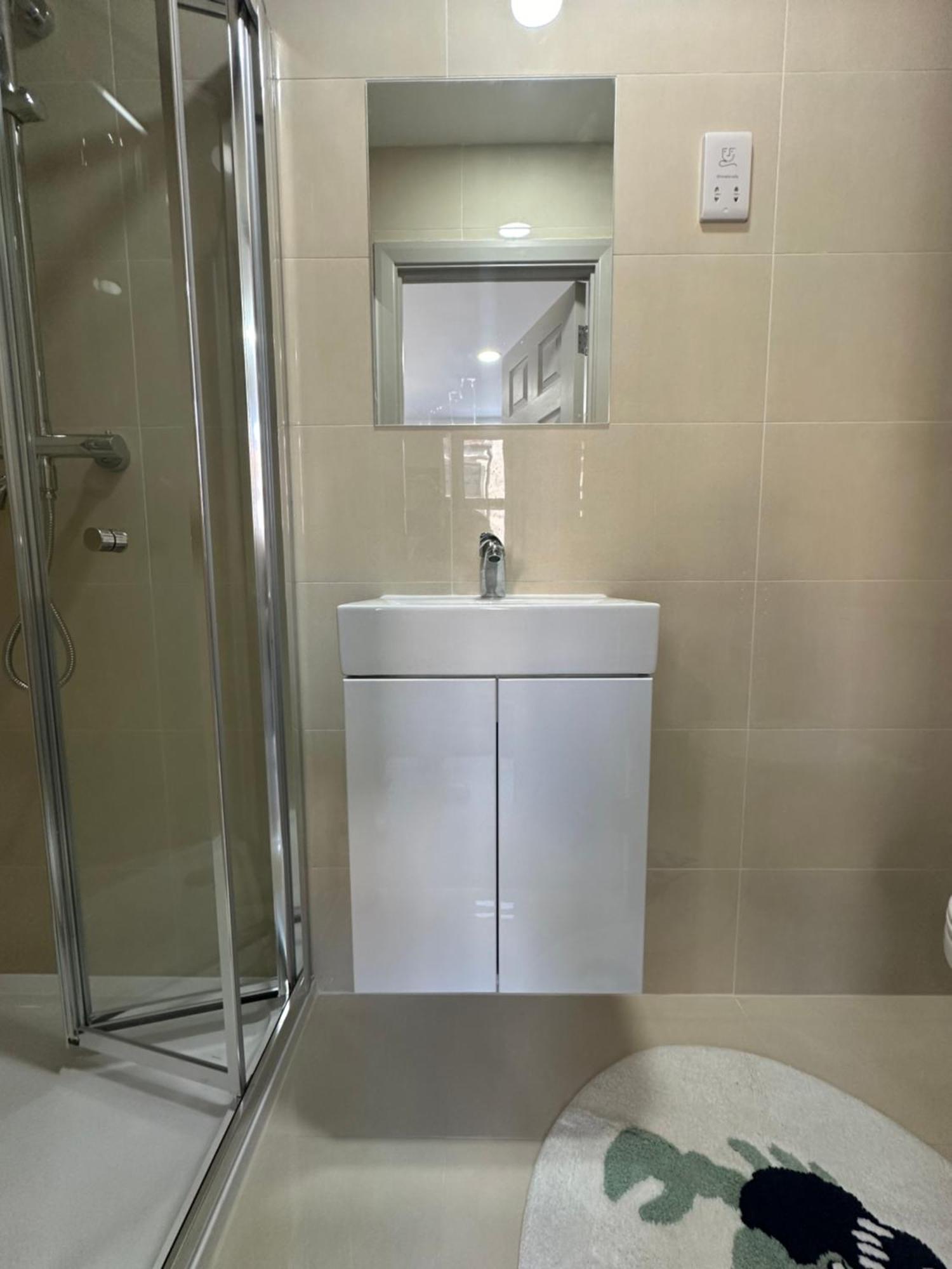 Apartment New Build Cozy Flat In London!jay London